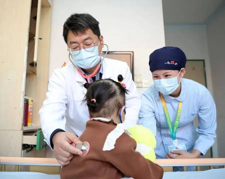 复旦附属儿科专家医生，守护儿童健康的白衣战士