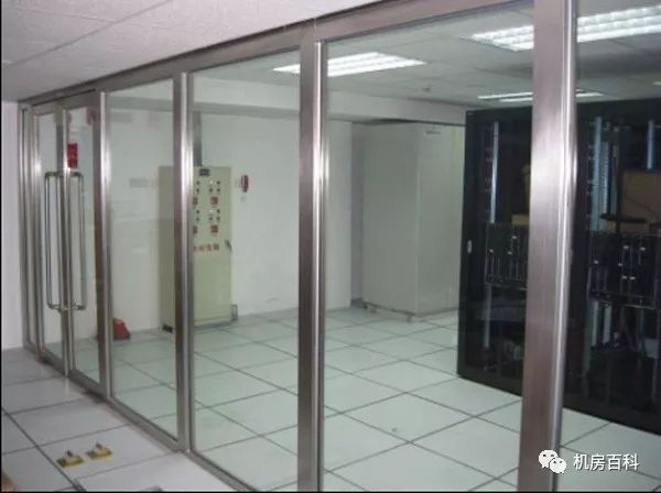 氟碳铝玻璃门，现代建筑的理想之选