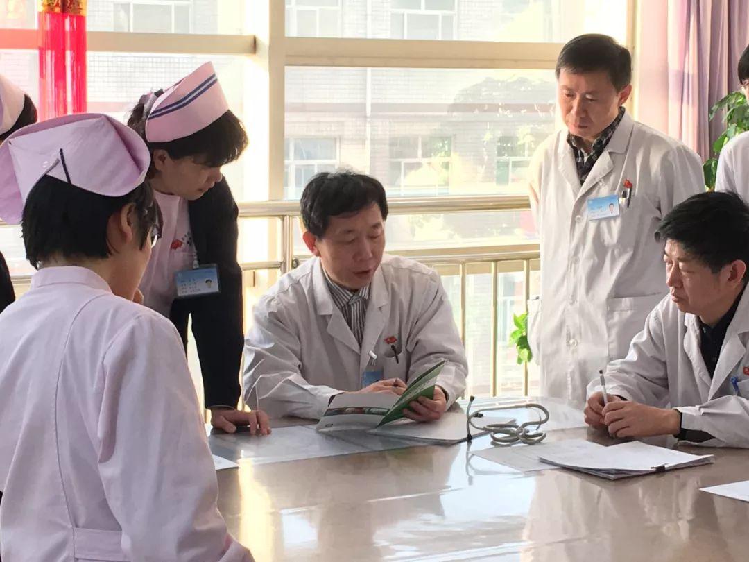 急诊科医生紧急请专家会诊，拯救生命的接力赛