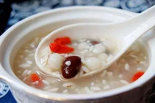 酒酿丸子蛋花汤，传统美食的魅力与现代生活的融合