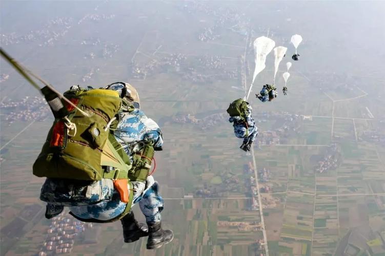 中国第一跳伞兵队，荣耀与传奇