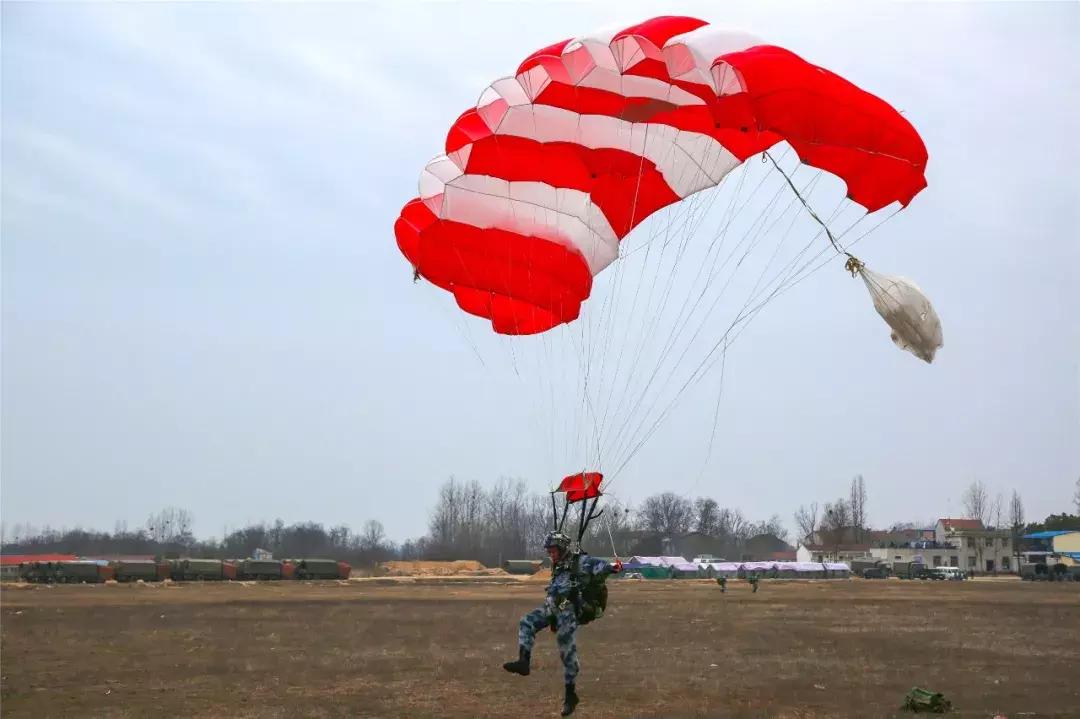 中国伞兵雷神作战服，探索现代化军事装备的新篇章