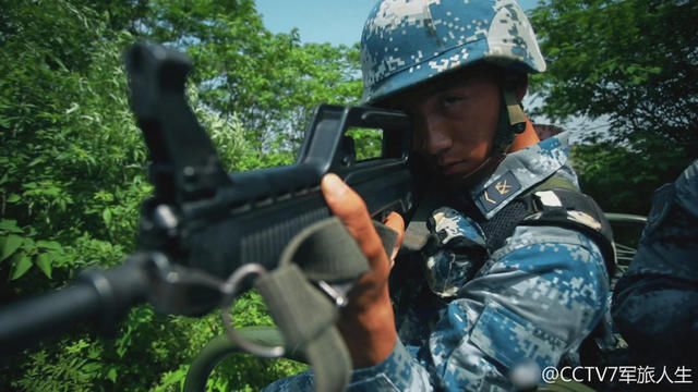 空军普通兵与伞兵，两种不同角色的探讨