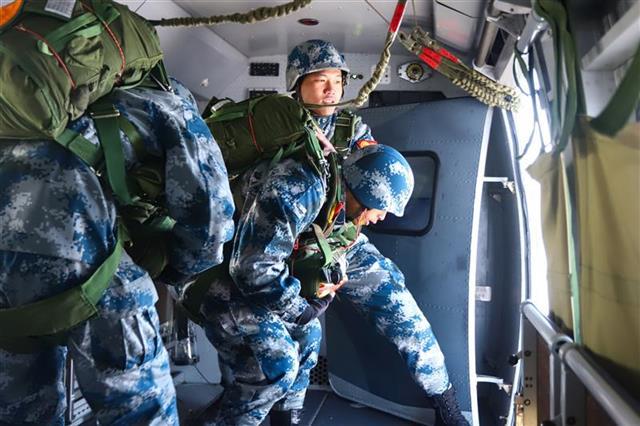 揭秘03伞兵，空降兵的魅力与挑战