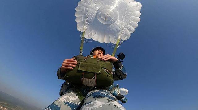 汶川地震中的伞兵空降与英勇牺牲