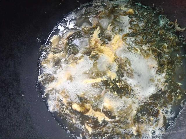 制作紫菜蛋花汤的温馨过程