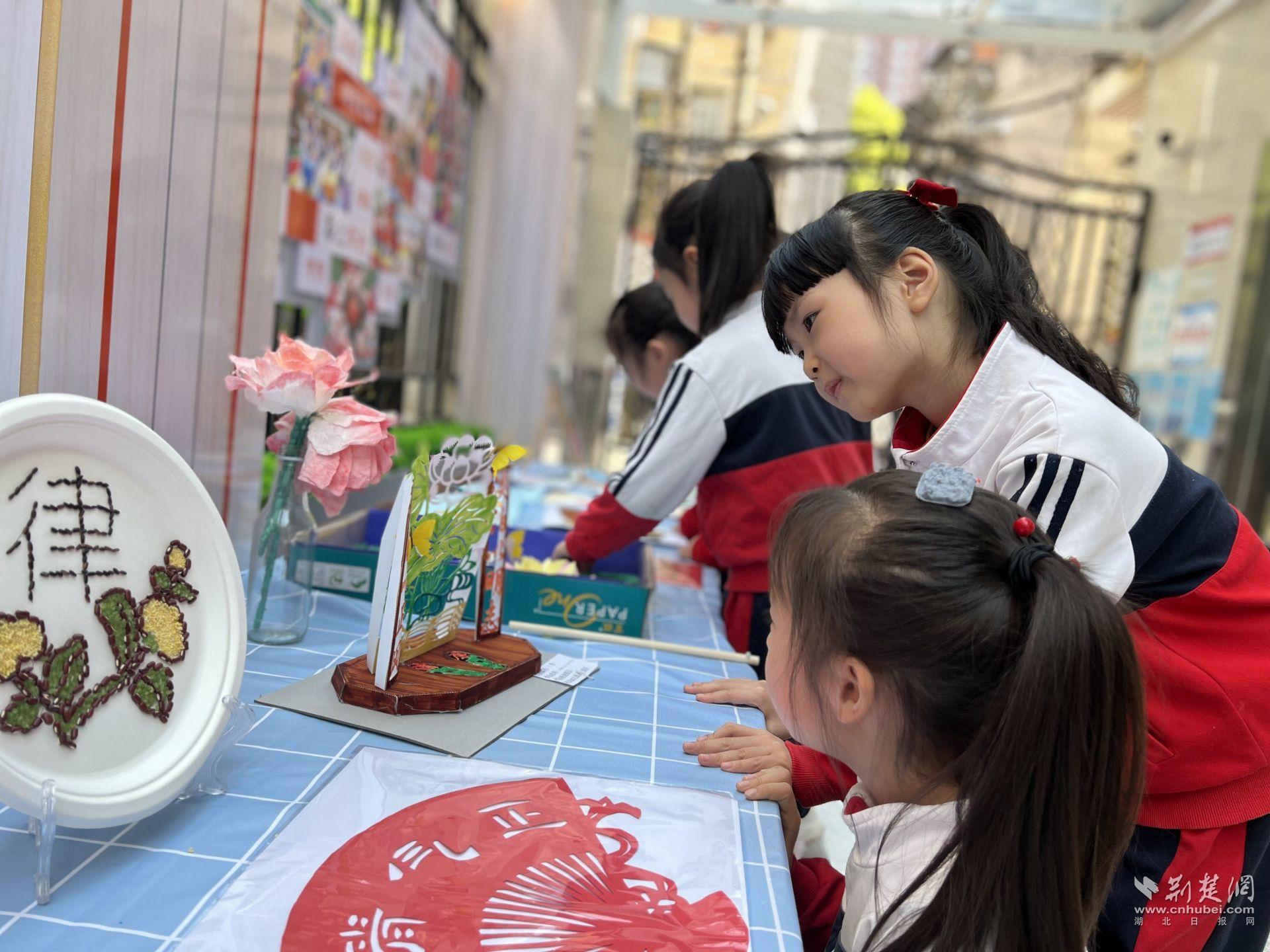 中班美术课程反思，桃花朵朵开的教学体验