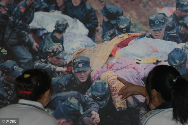 汶川大地震中的伞兵英雄，无畏的救援力量