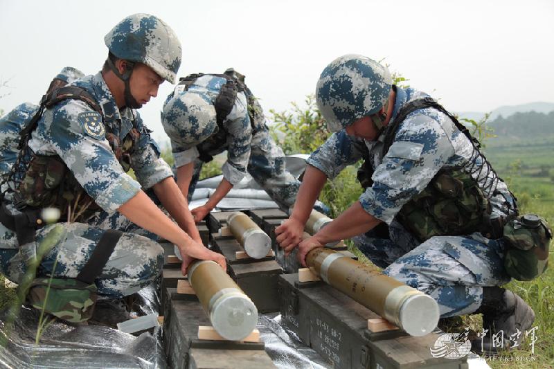 伞兵靴踩踏，军事装备与战术的探讨