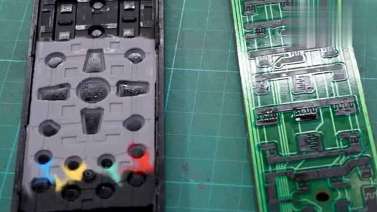 直升飞机的遥控器内部，技术与精密工艺的完美结合
